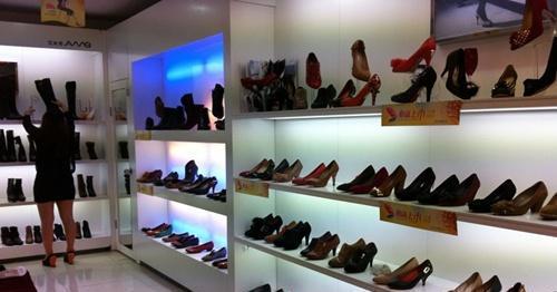 鞋業市場寒冬 利潤下滑與市值縮水的深層探析